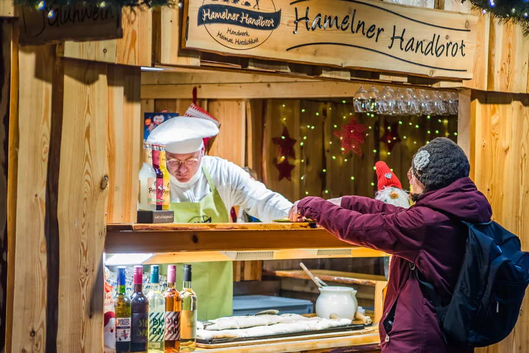Ein frisches Handbrot wird über den Tresen gereicht
