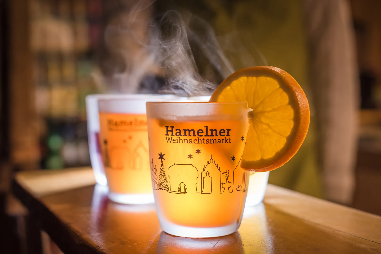 Heiße Getränke mit Orangenscheibe