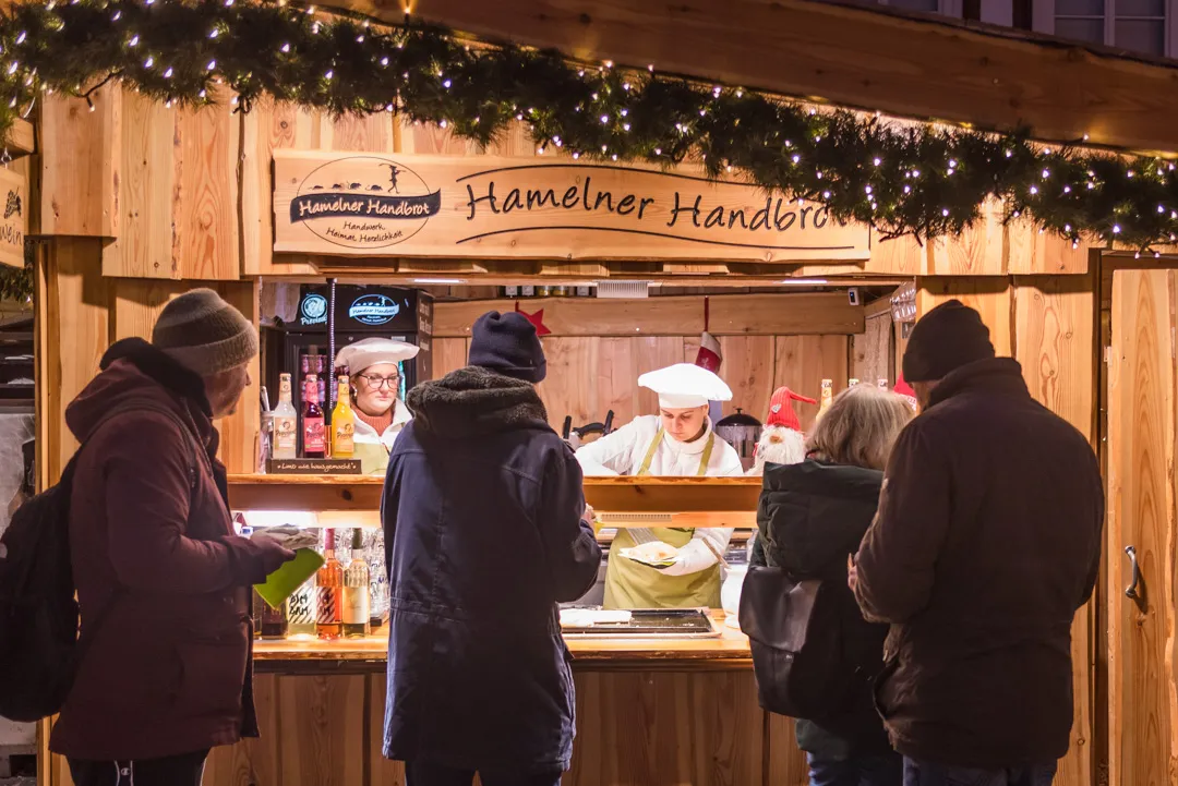 Unsere Hütte mit dem Holzschild
