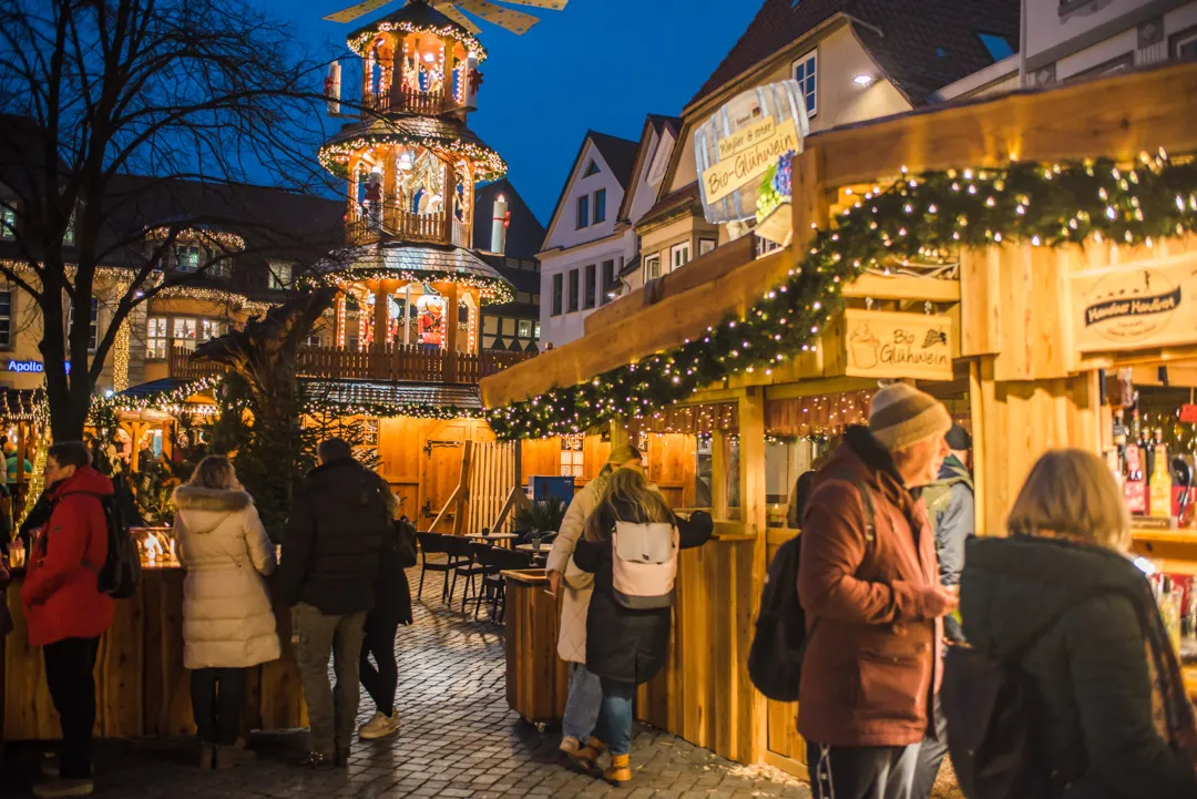 Der Hamelner Weihnachtsmarkt am Abend mit Weihnachtspyramide und Hütten
