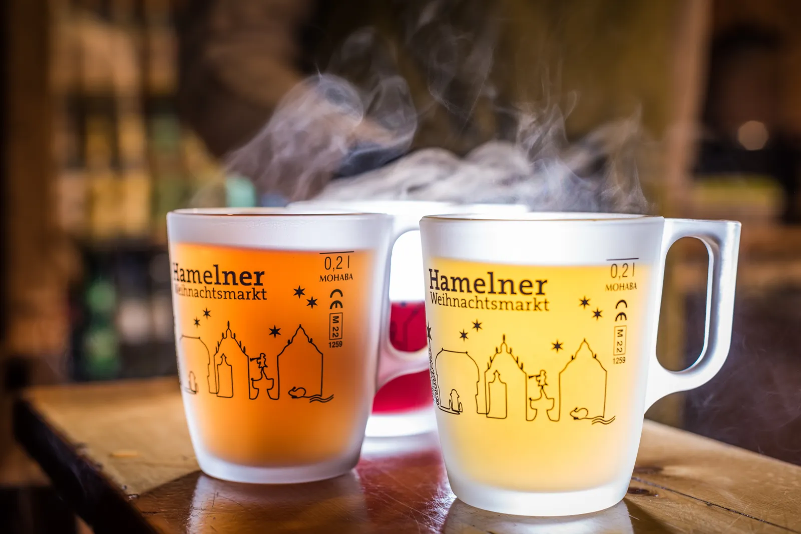Heißer Met in goldenen Tassen