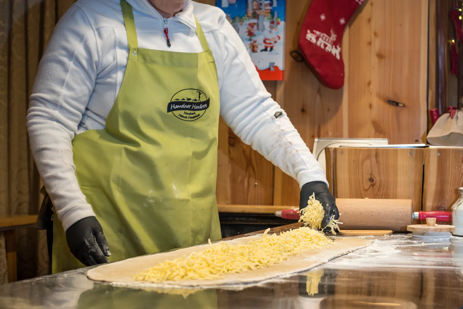Handbrot wird vor Ort frisch gefüllt