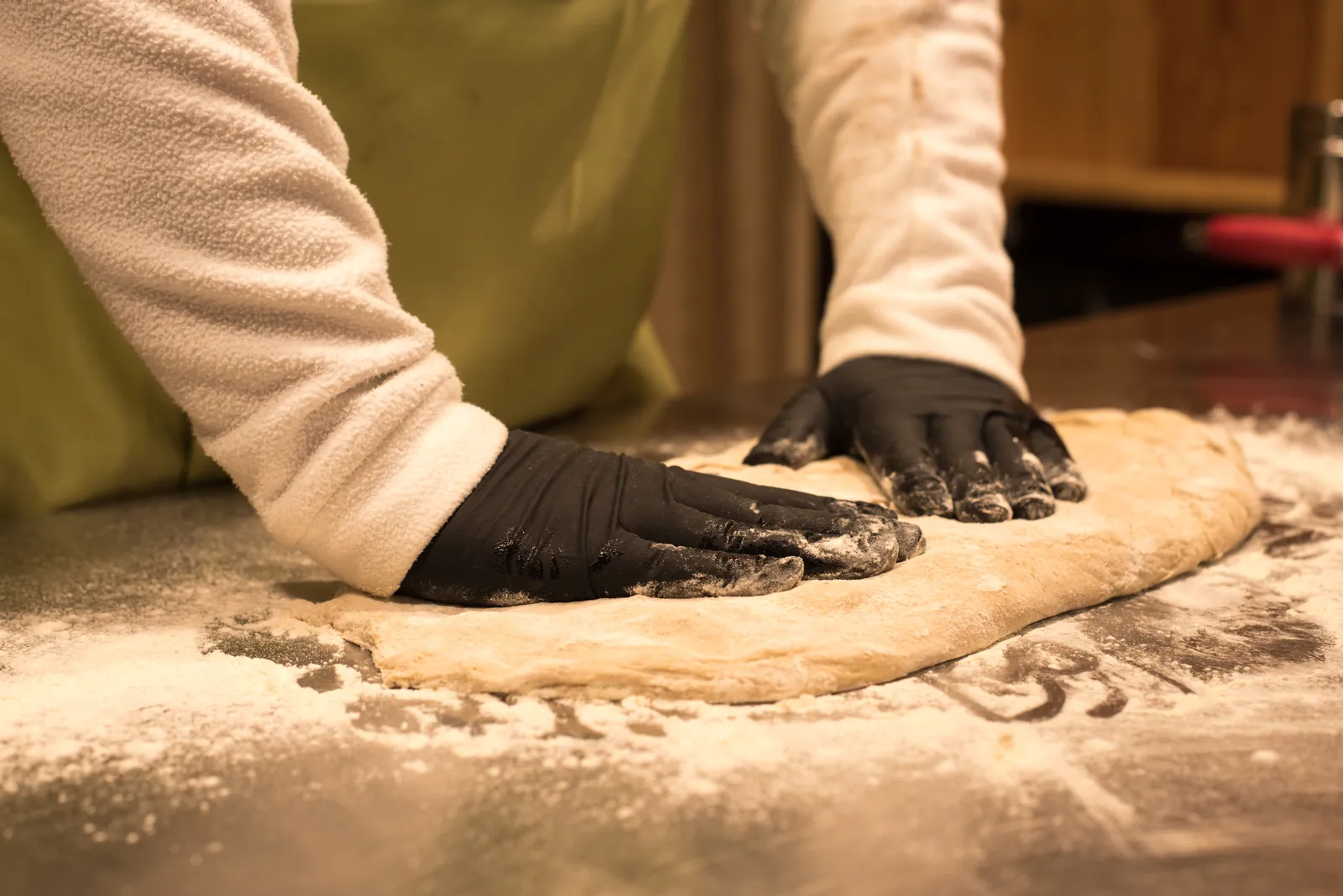 Handbrot-Teig wird von Hand ausgedrückt