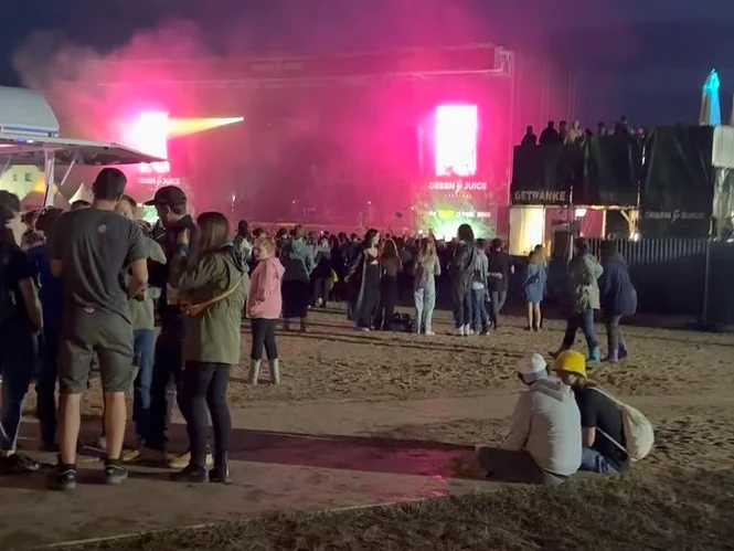 Das Festivalgelände bei Nacht im Licht der Bühne